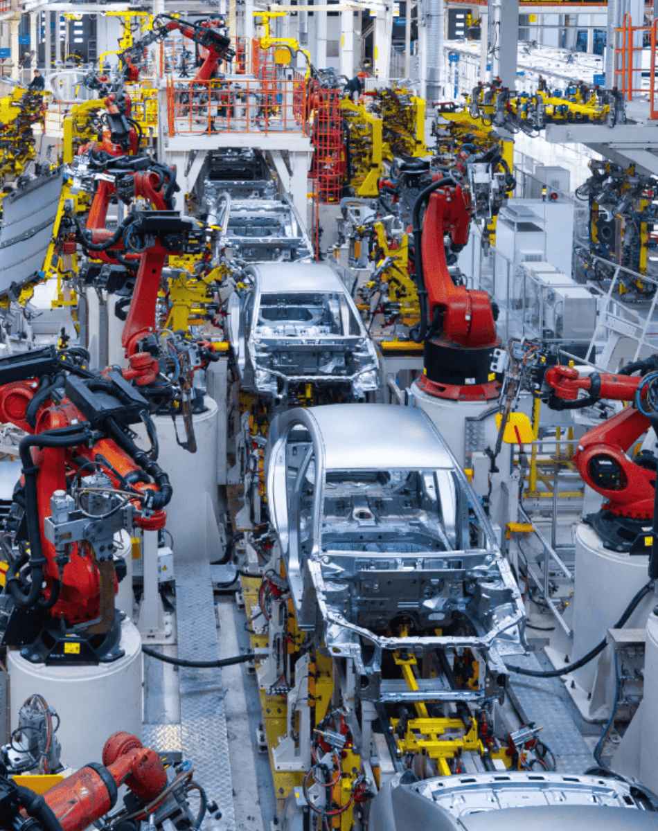 Chaine de production automobile robotisée Chaine de production avec ossatures de voitures et bras robotisés