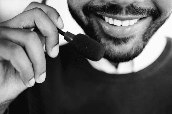 Opérateur téléphonique souriant portant un casque micro